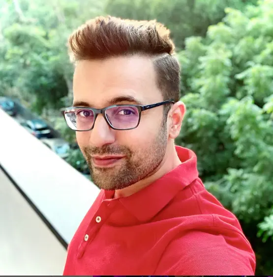 A photo of Sandeep Maheshwari, renowned motivational speaker and entrepreneur, smiling warmly while addressing an audience during one of his inspirational seminars.